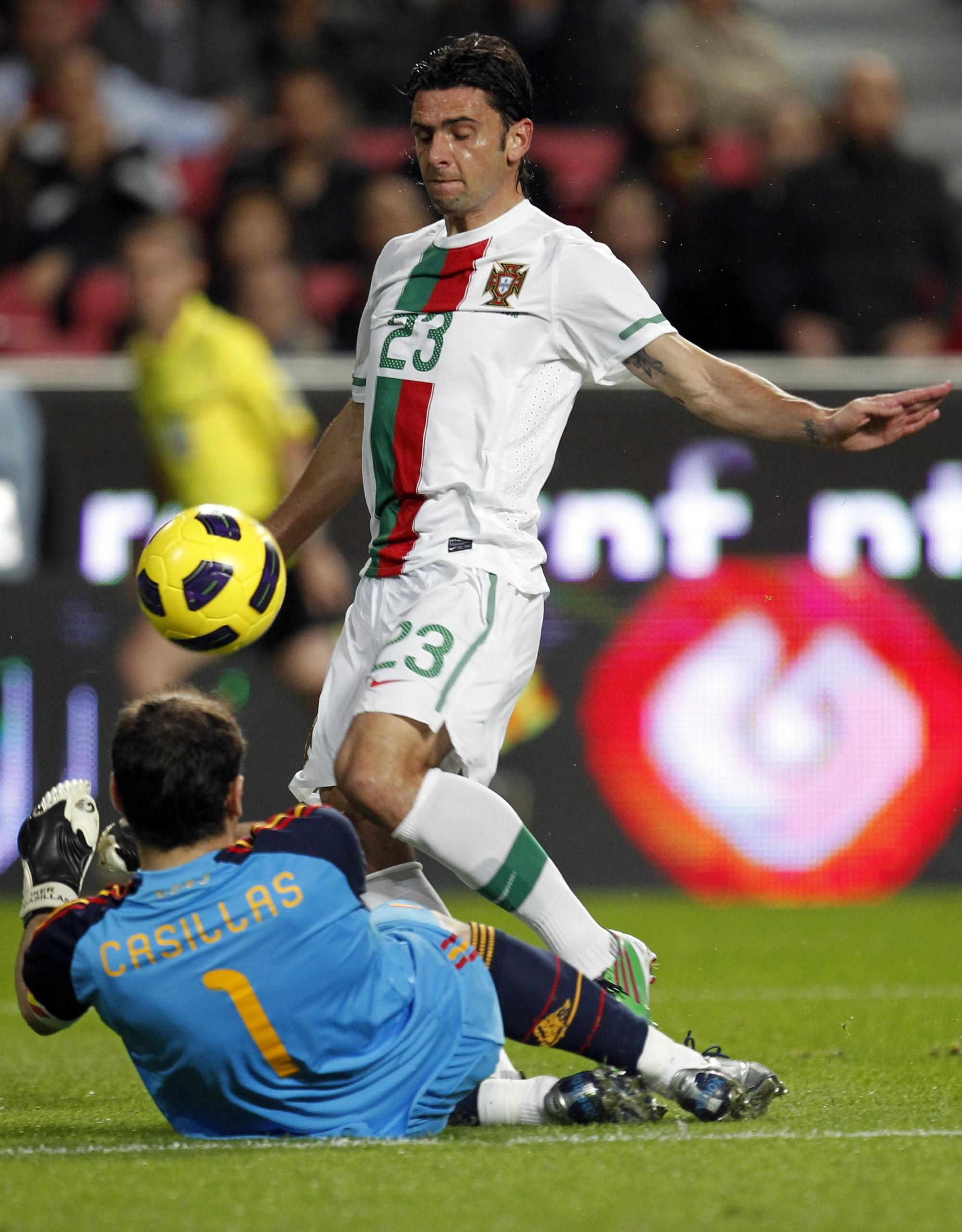 Helder Postiga z Portugalska proti brankárovi Španielska Ikerovi Casillasovi v prípravnom futbalovom stretnutí v Lisabone 17. novembra 2010