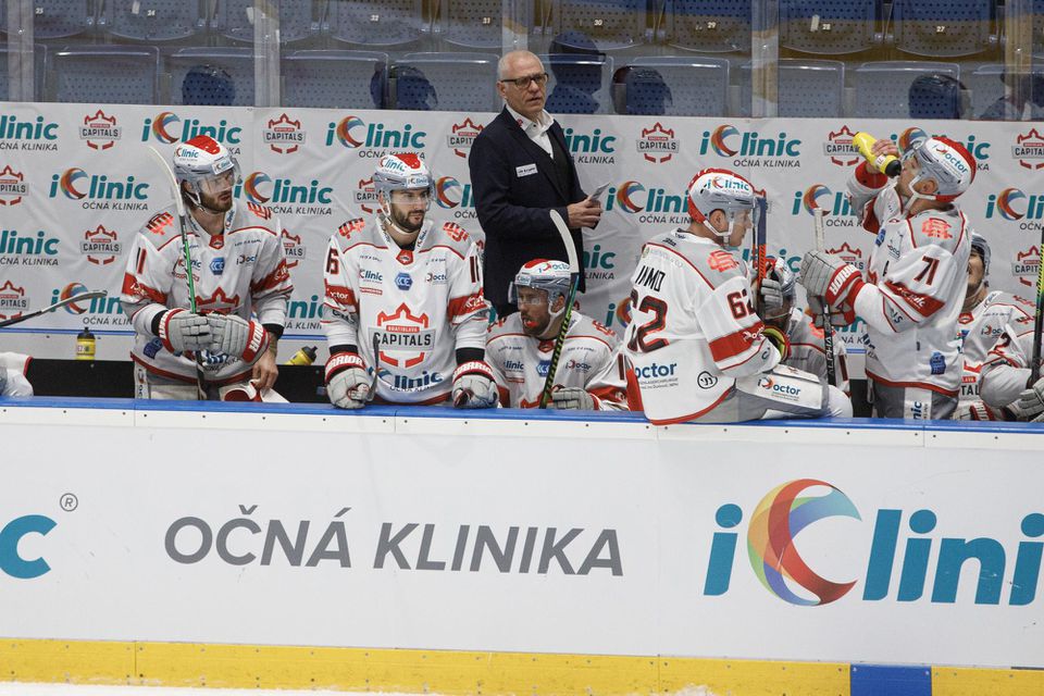 Tréner iClinic Bratislava Capitals Peter Draisaitl (uprostred) počas zápasu základnej časti Ice Hockey League medzi iClinic Bratislava Capitals a Black Wings Linz