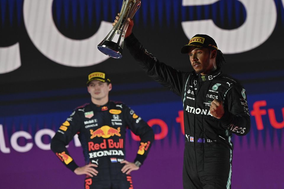 Lewis Hamilton oslavuje víťazstvo na Veľkej cene Saudskej Arábie 2021, v úzadí Max Verstappen.