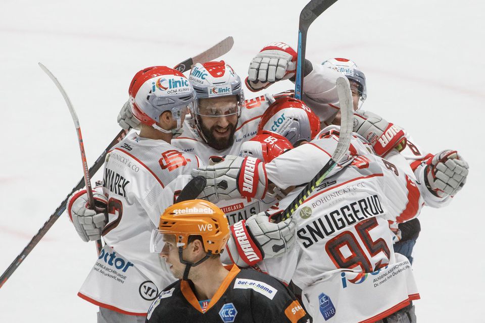 Radosť hráčov iClinic Bratislava Capitals počas zápasu základnej časti Ice Hockey League medzi iClinic Bratislava Capitals a Black Wings Linz