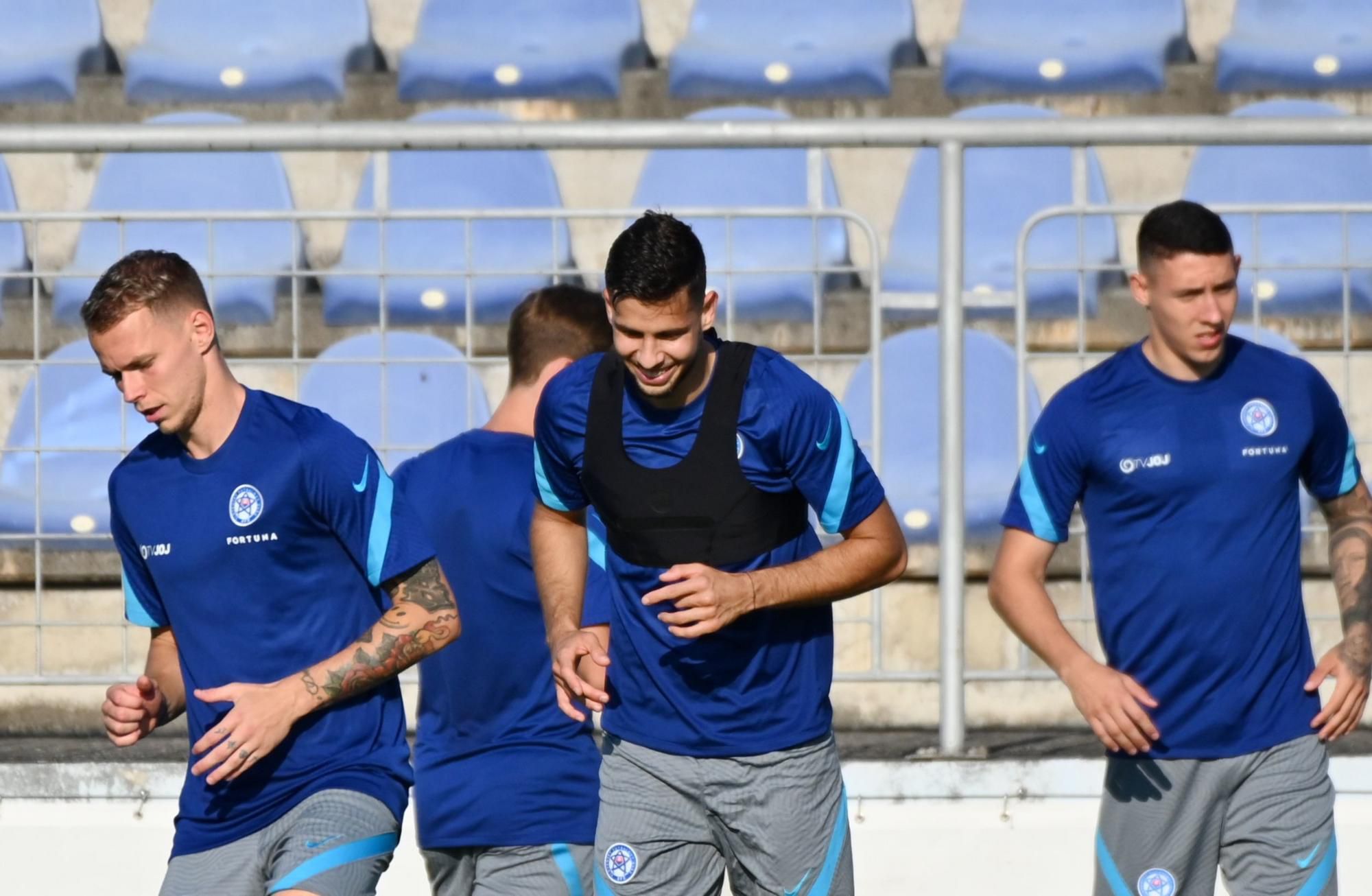 Dávid Hancko (v strede) na tréningu slovenskej reprezentácie