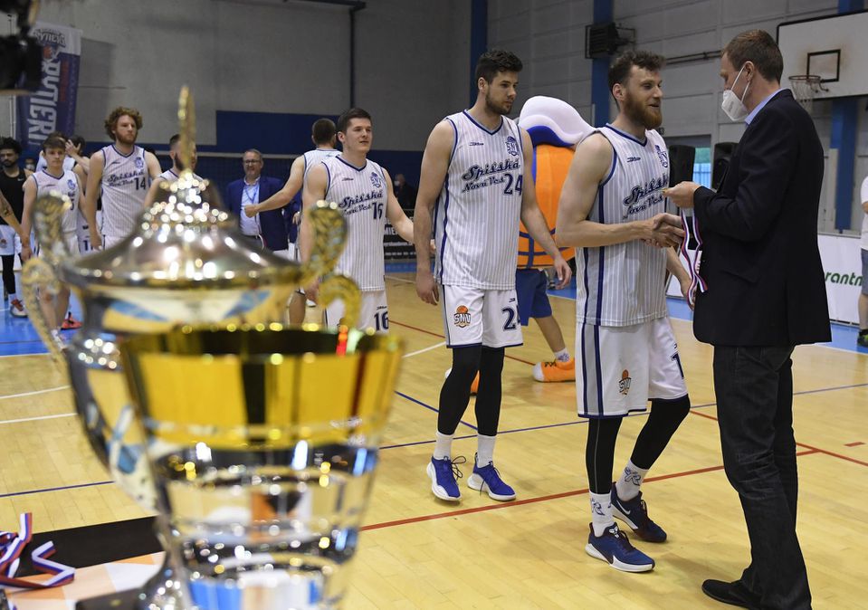Basketbalisti tímu Spišskí Rytieri si preberajú zlaté medaily po zisku premiérového titulu v Niké SBL