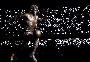 Neapol pred zápasom s Laziom odhalil sochu Diega Maradonu