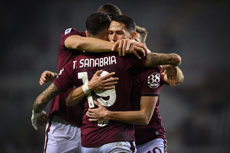 Paraguajský útočník Turína Antonio Sanabria oslavuje so spoluhráčmi gól