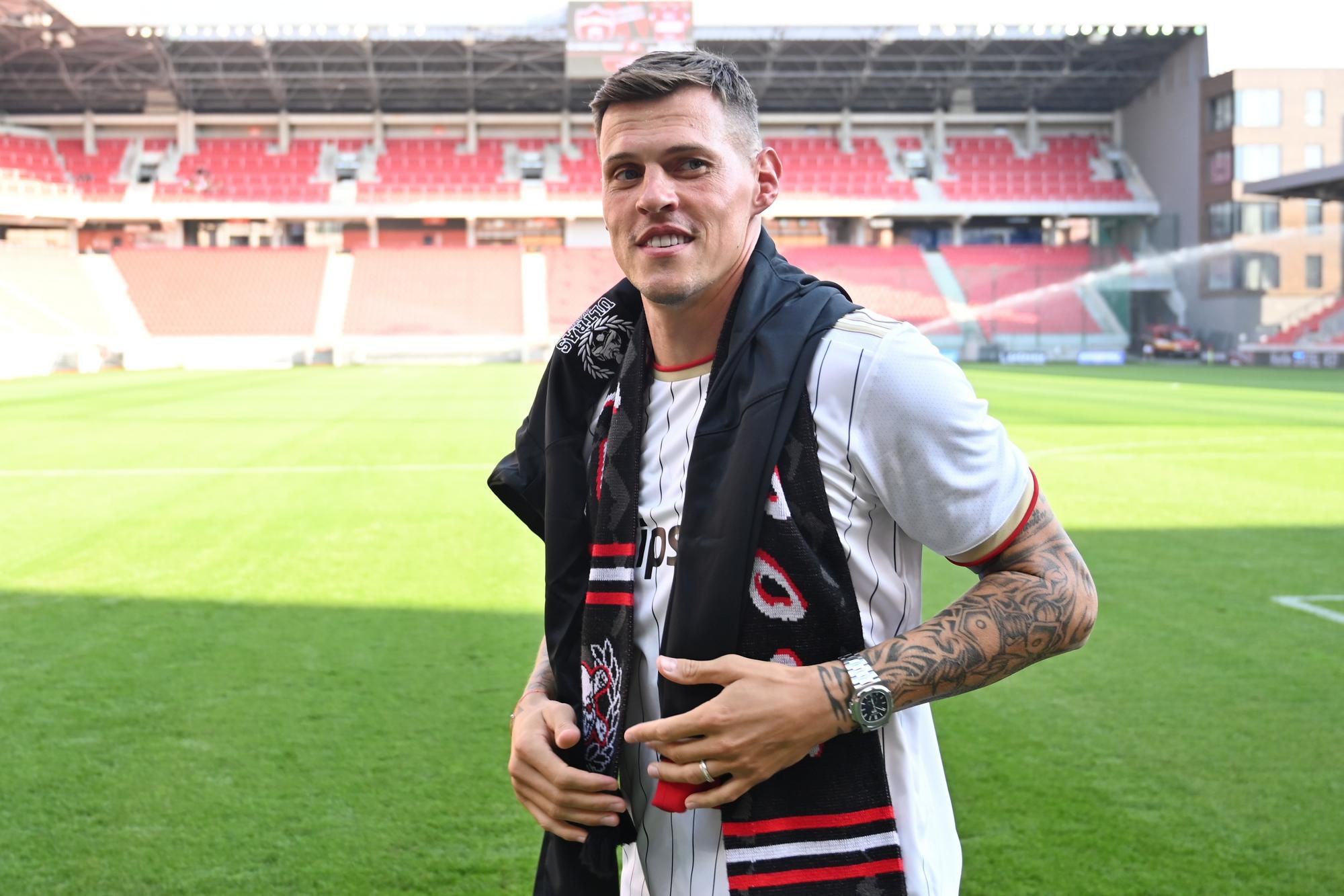 Martin Škrtel počas predstavenia fanúšikom