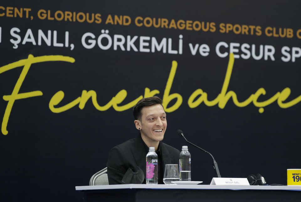 Nemecký futbalista Mesut Özil sa stal hráčom Fenerbahce Istanbul.