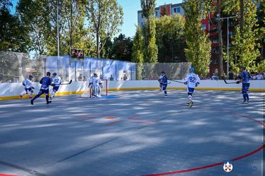 Verejnosť v Poprade sa teší z novej multifunkčnej plochy, miestni hokejbalisti získali stánok na extraligu