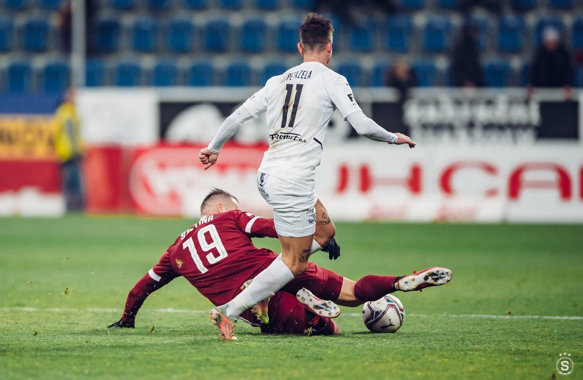 Lukáš Štetina (AC Sparta Praha) v súboji s Milanom Petrželom (Slovácko)