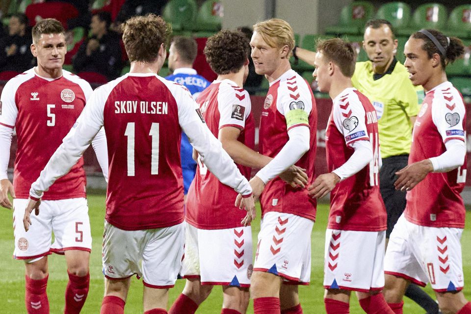 Dánsky futbalista Simon Kjaer sa teší z gólu