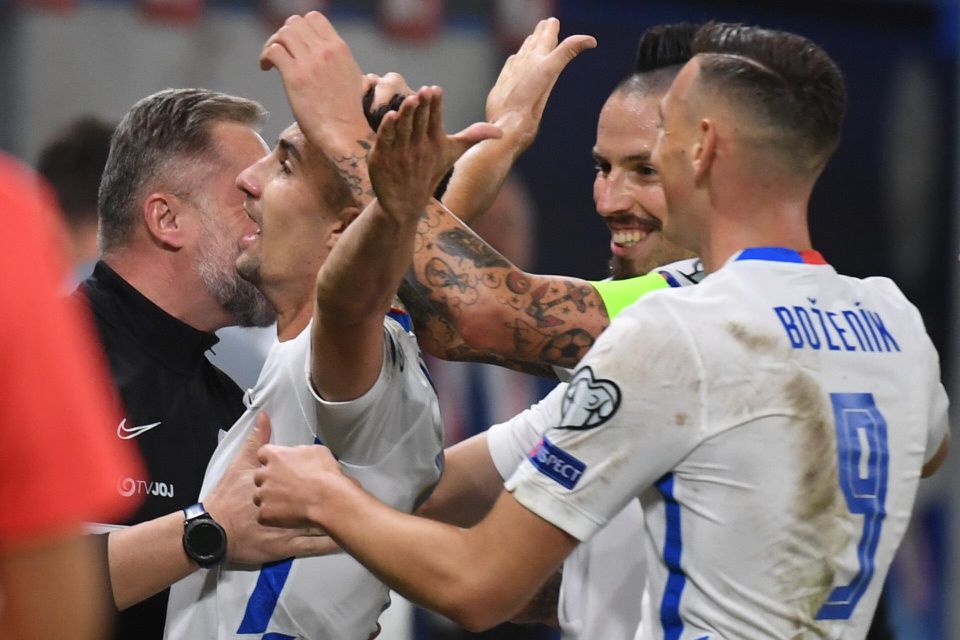 Kvalifikácia MS 2022: Slovensko - Cyprus: druhý zľava slovenský obranca Martin Koscelník oslavuje gól