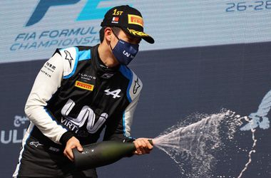 Do F1 prichádza prvý čínsky pretekár. Giovinazzi berie koniec ťažko. Hovorí o „vláde peňazí”