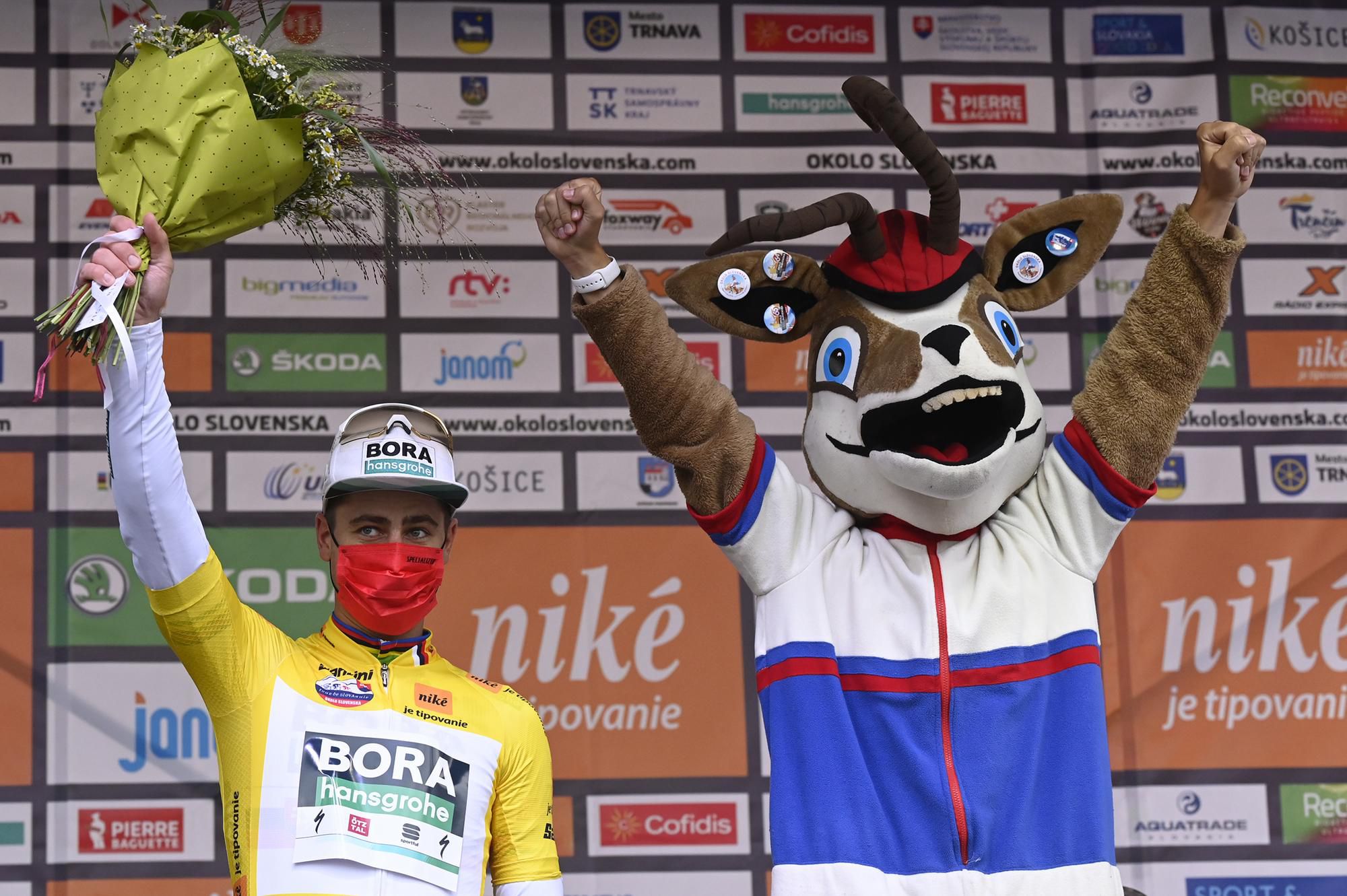 Peter Sagan v žltom drese vedúceho pretekára pretekov Okolo Slovenska