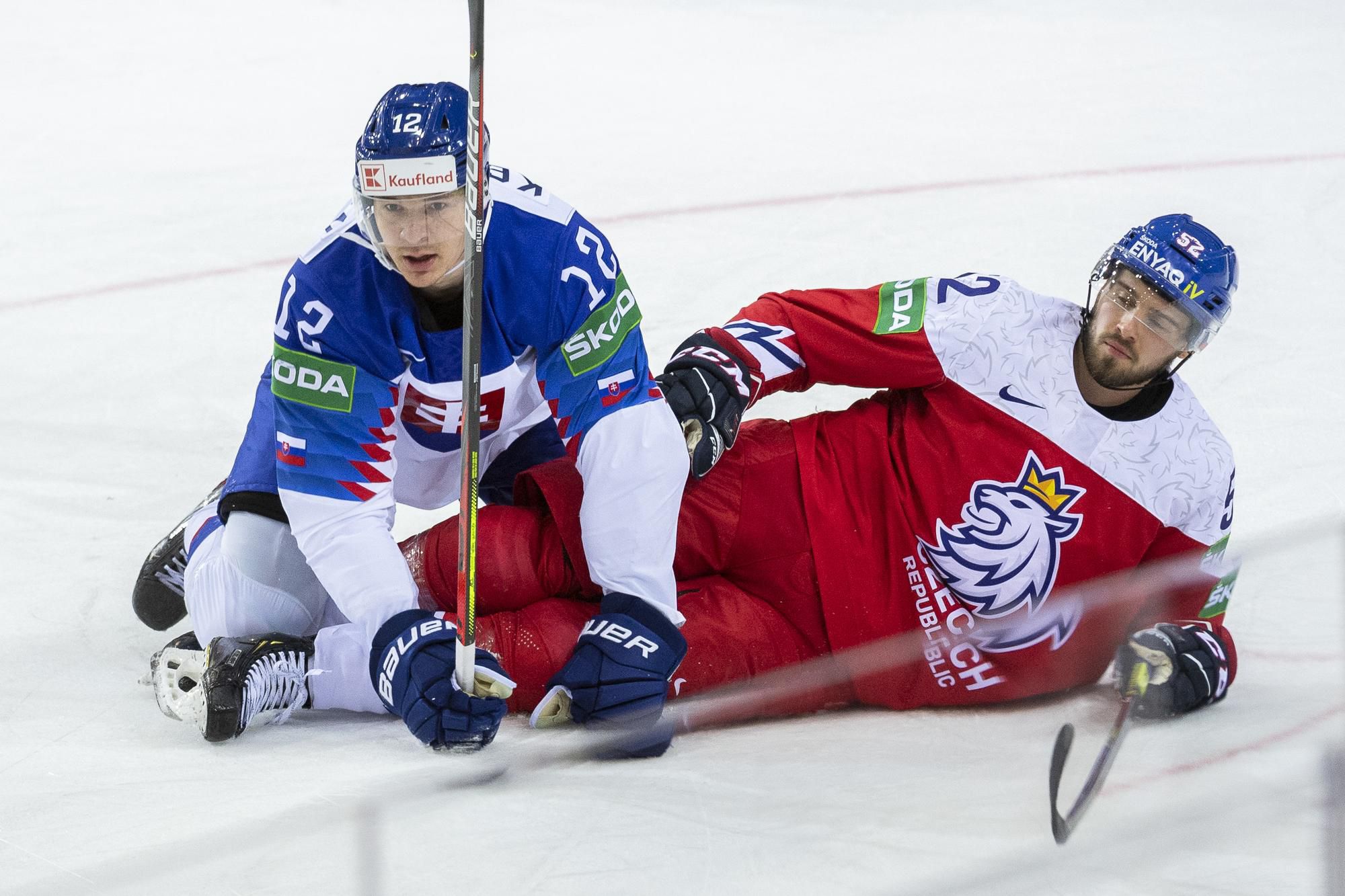 MS v hokeji 2021: Slovensko - Česko: zľava Miloš Kelemen (Slovensko) a Michael Špaček (Česko)