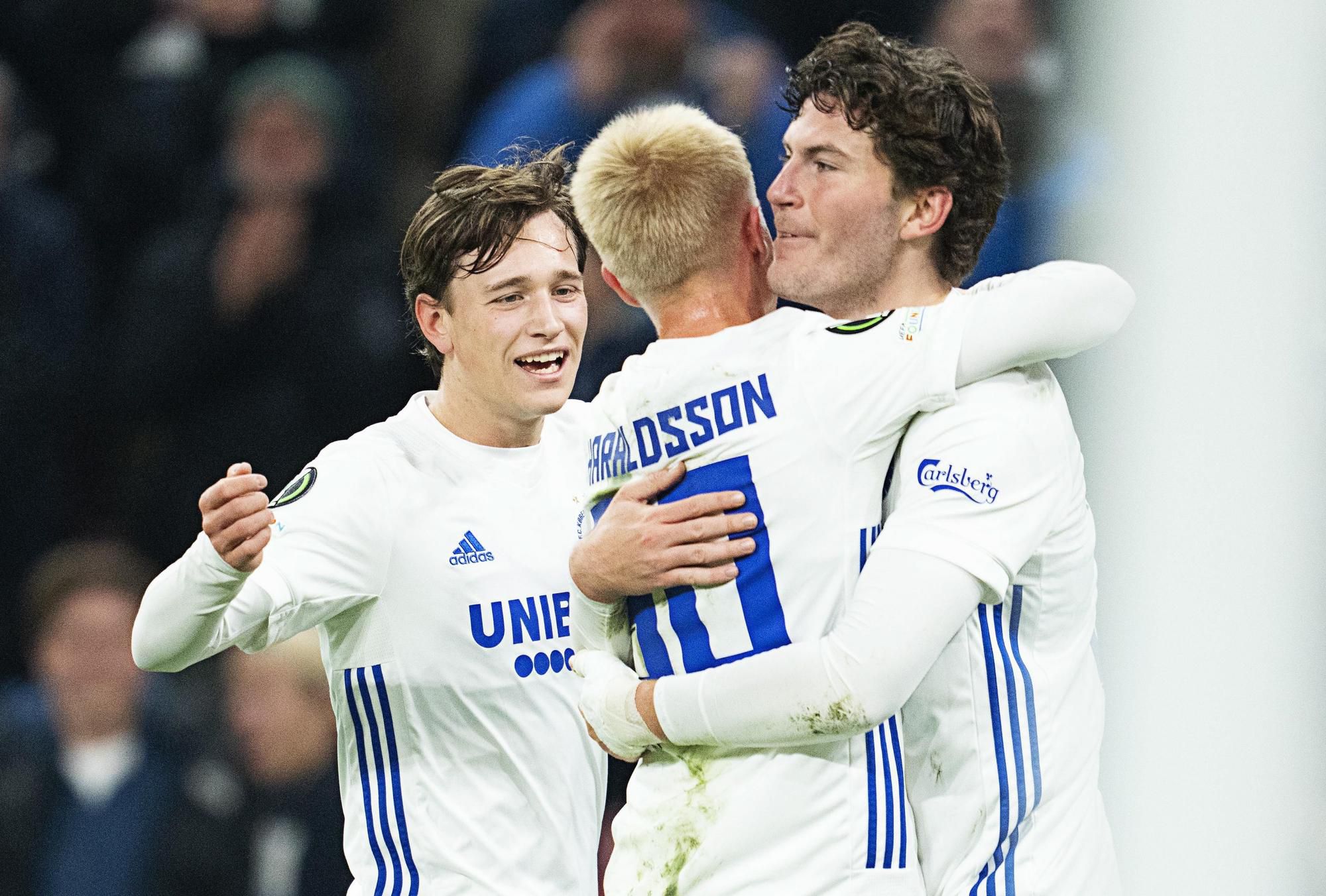 Hráč Kodane Jonas Wind (vpravo) oslavuje so spoluhráčmi gól proti Slovanu