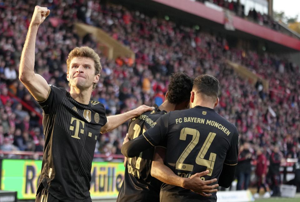 Hráči tímu Bayern Mníchov sa tešia z gólu, vľavo Thomas Müller