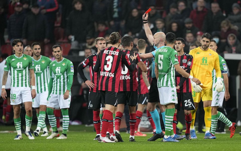 Kerem Demirbay dostáva červenú kartu v zápase Leverkusen - Betis