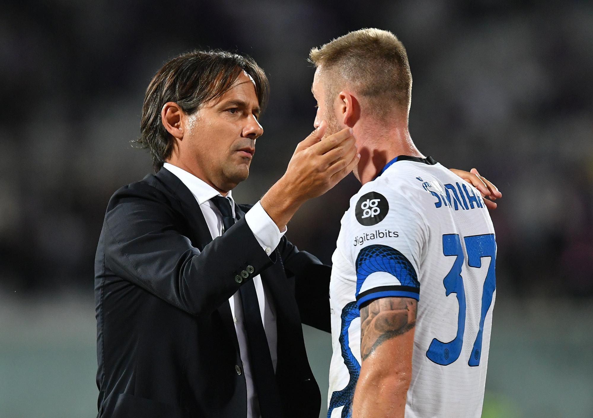 Tréner Simone Inzaghi a Milan Škriniar.