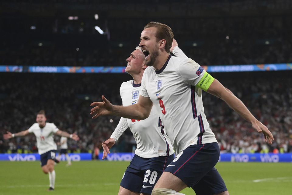 Anglický útočník Harry Kane oslavuje víťazný gól v 104. minúte predĺženia v semifinále ME vo futbale Anglicko - Dánsko.