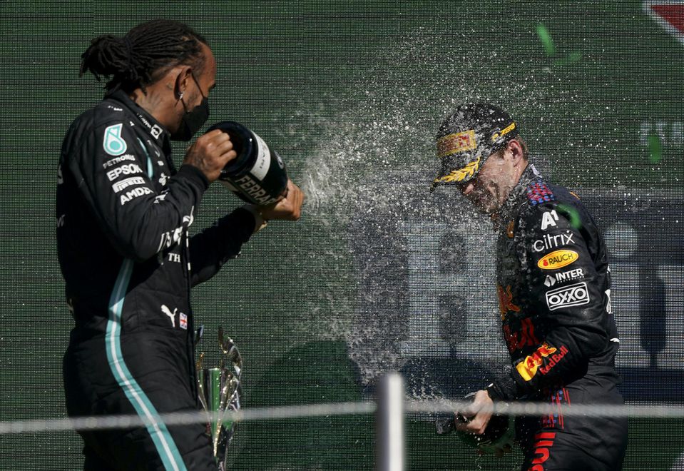 Max Verstappen a Lewis Hamilton po Veľkej cene Mexika 2021.