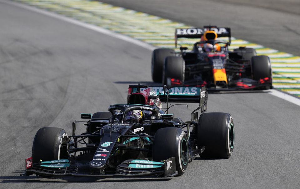 Lewis Hamilton a Max Verstappen počas Veľkej ceny Brazílie.