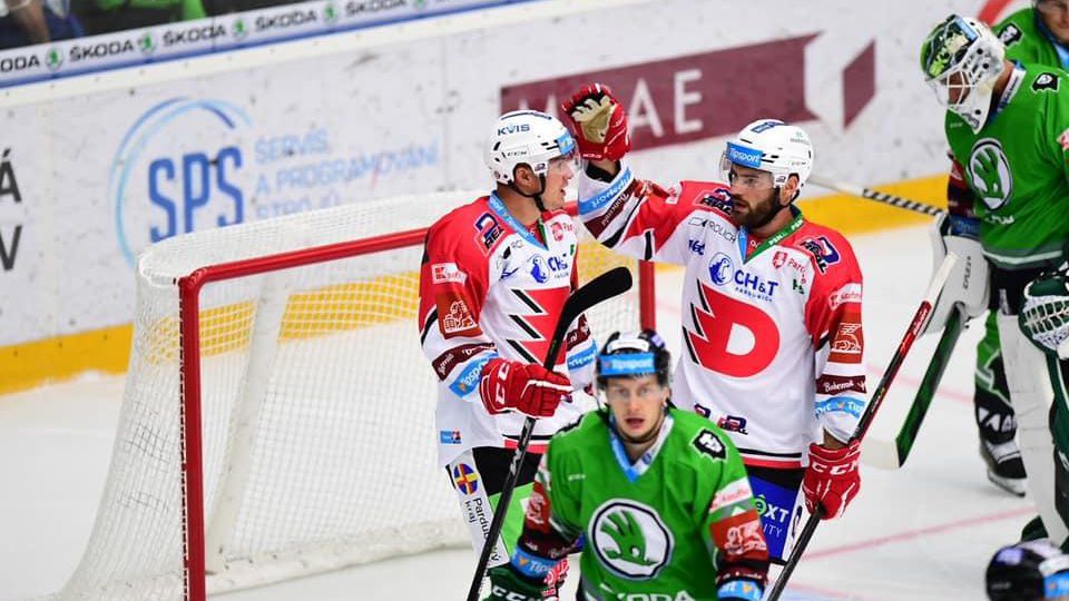 Matej Paulovič, HC Dynamo Pardubice (vľavo) oslavuje gól do siete Mladej Boleslavi