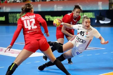 Hádzaná-MS: Slovenky vstúpili do turnaja prehrou, s favorizovanými Maďarkami držali v úvode tempo