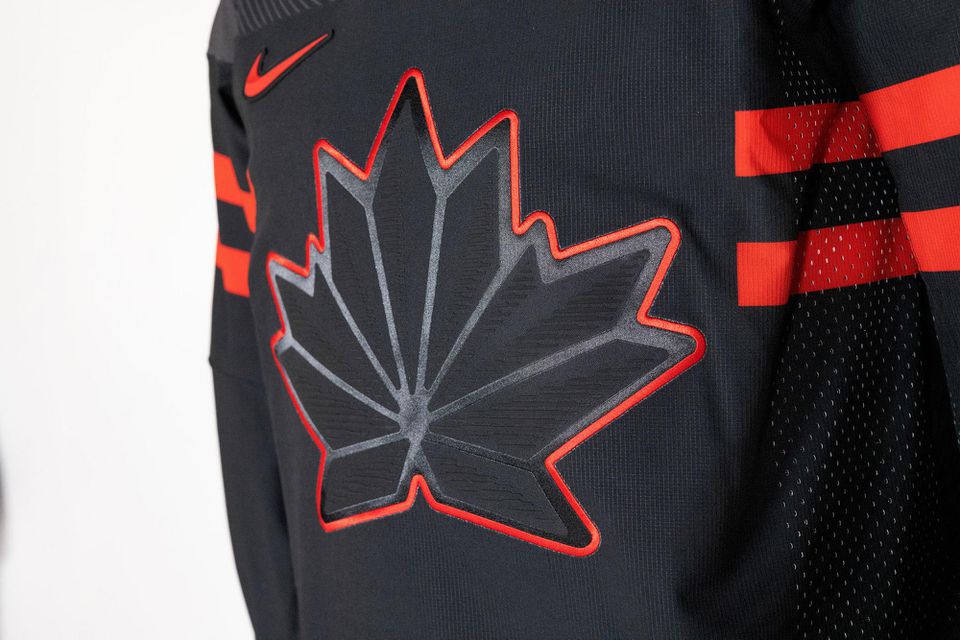 Dresy kanadských hokejistov pre ZOH 2022.