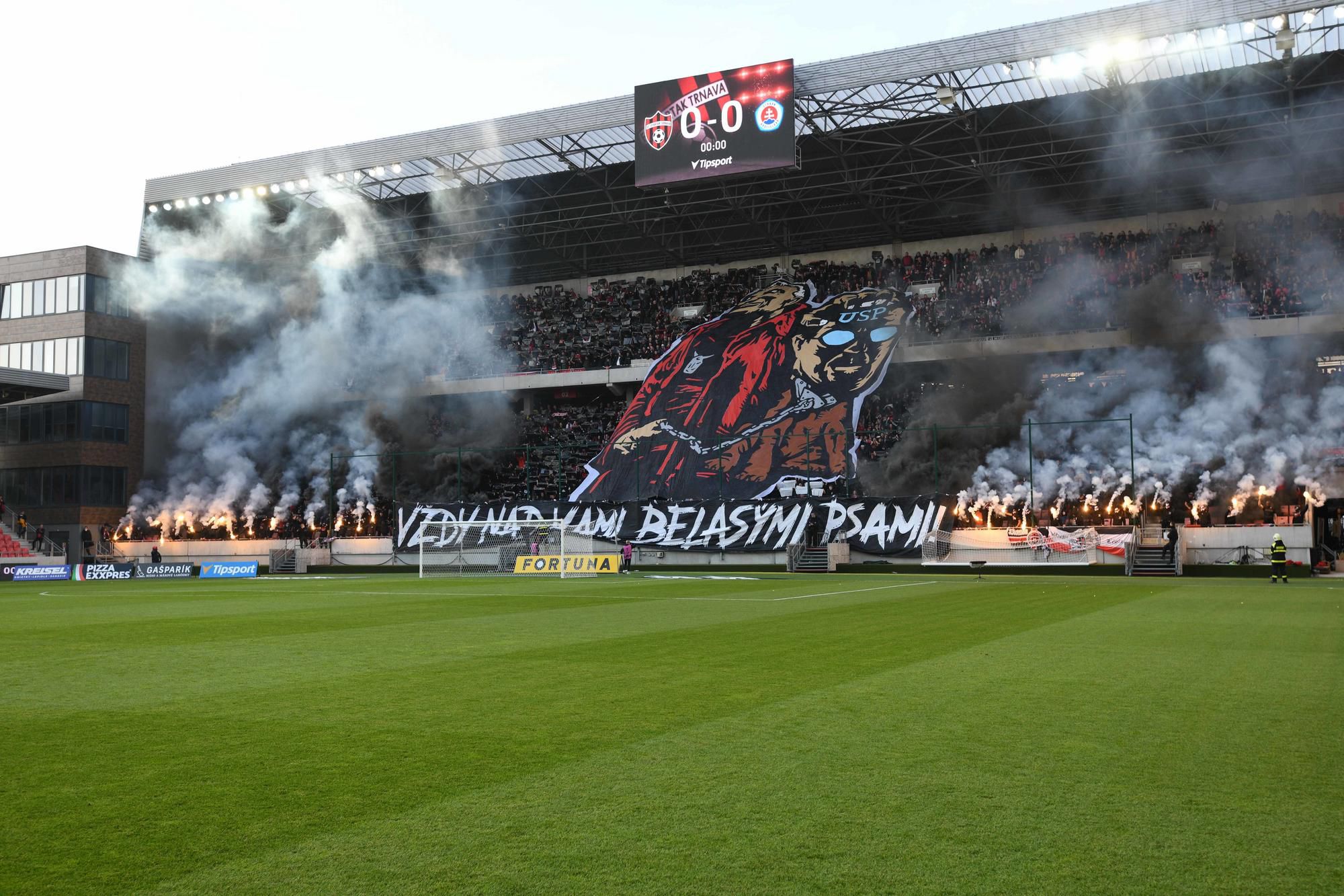 Zápas Trnava - Slovan prerušili výtržnosti fanúšikov