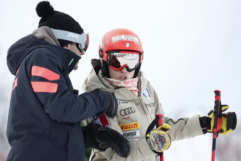 Talianska lyžiarka Federica Brignoneová a jej brat Davide si prezerajú trať