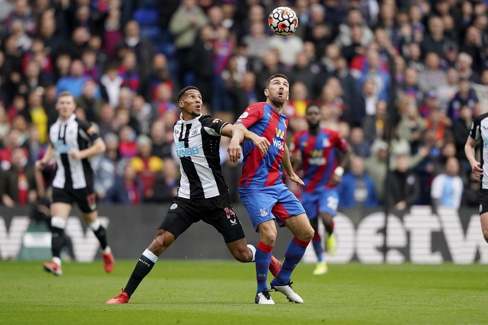 Isaac Hayden (Newcastle) a James McArthur (Crystal Palace)