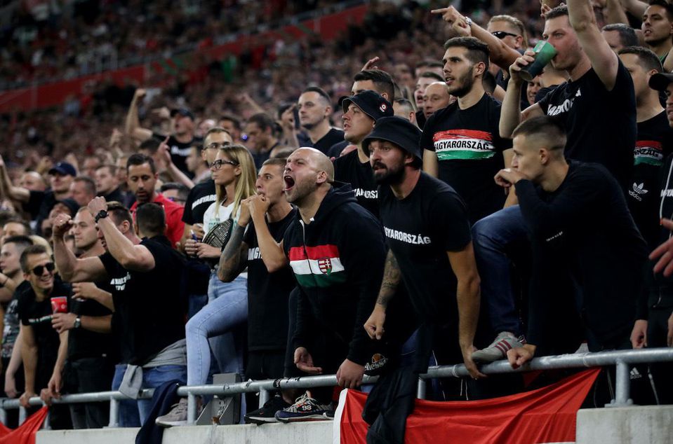 Maďarskí futbaloví fanúšikovia.