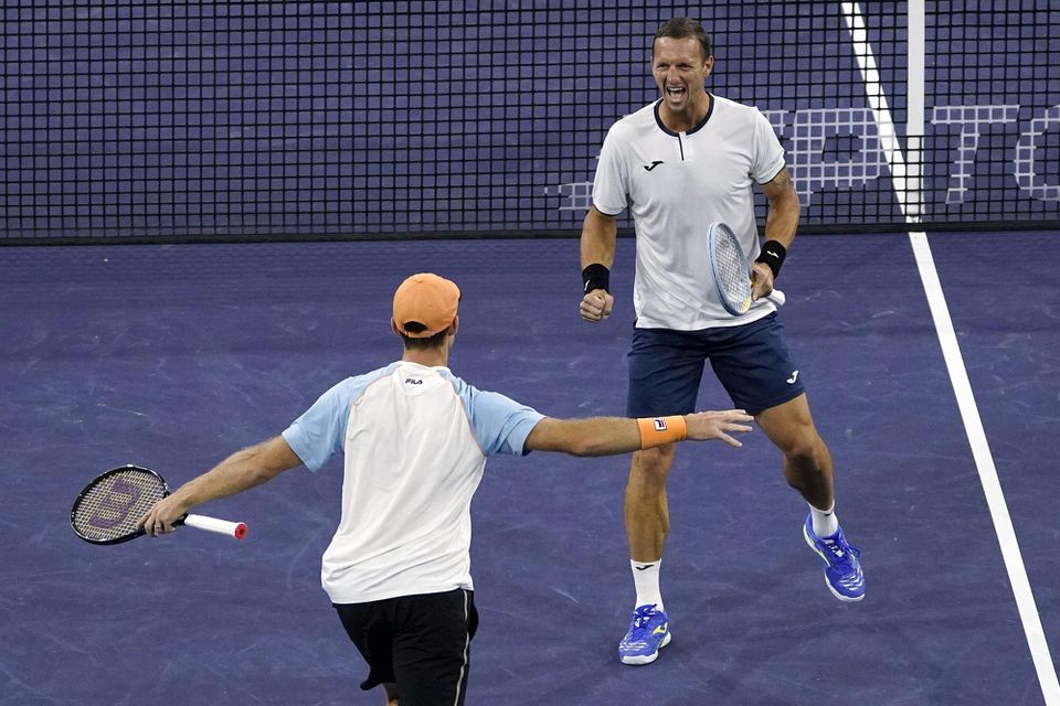 Slovenský tenista Filip Polášek (vpravo) s Austrálčanom Johnom Peersom