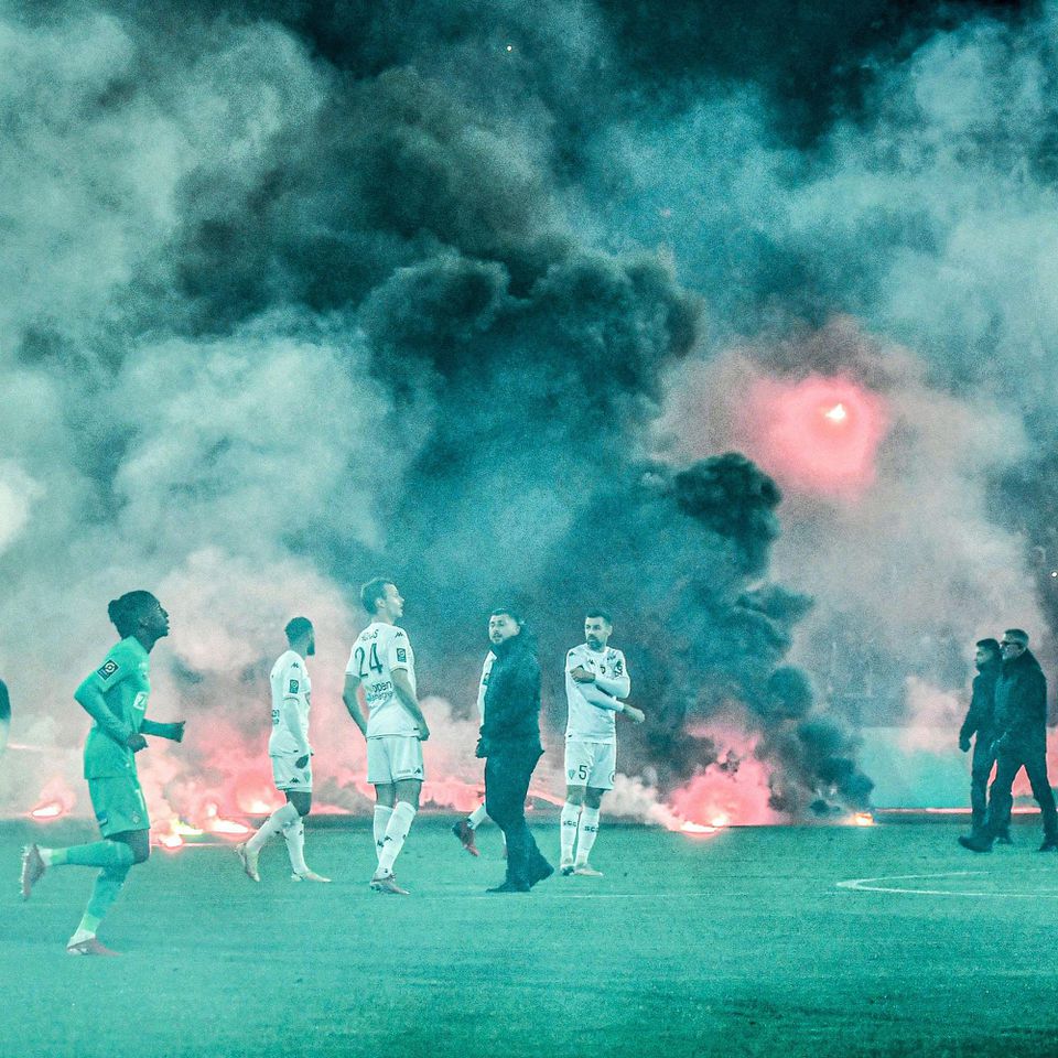 Nespokojní fanúšikovia zahádzali ihrisko svetlicami v zápase Saint-Etienne - Angers