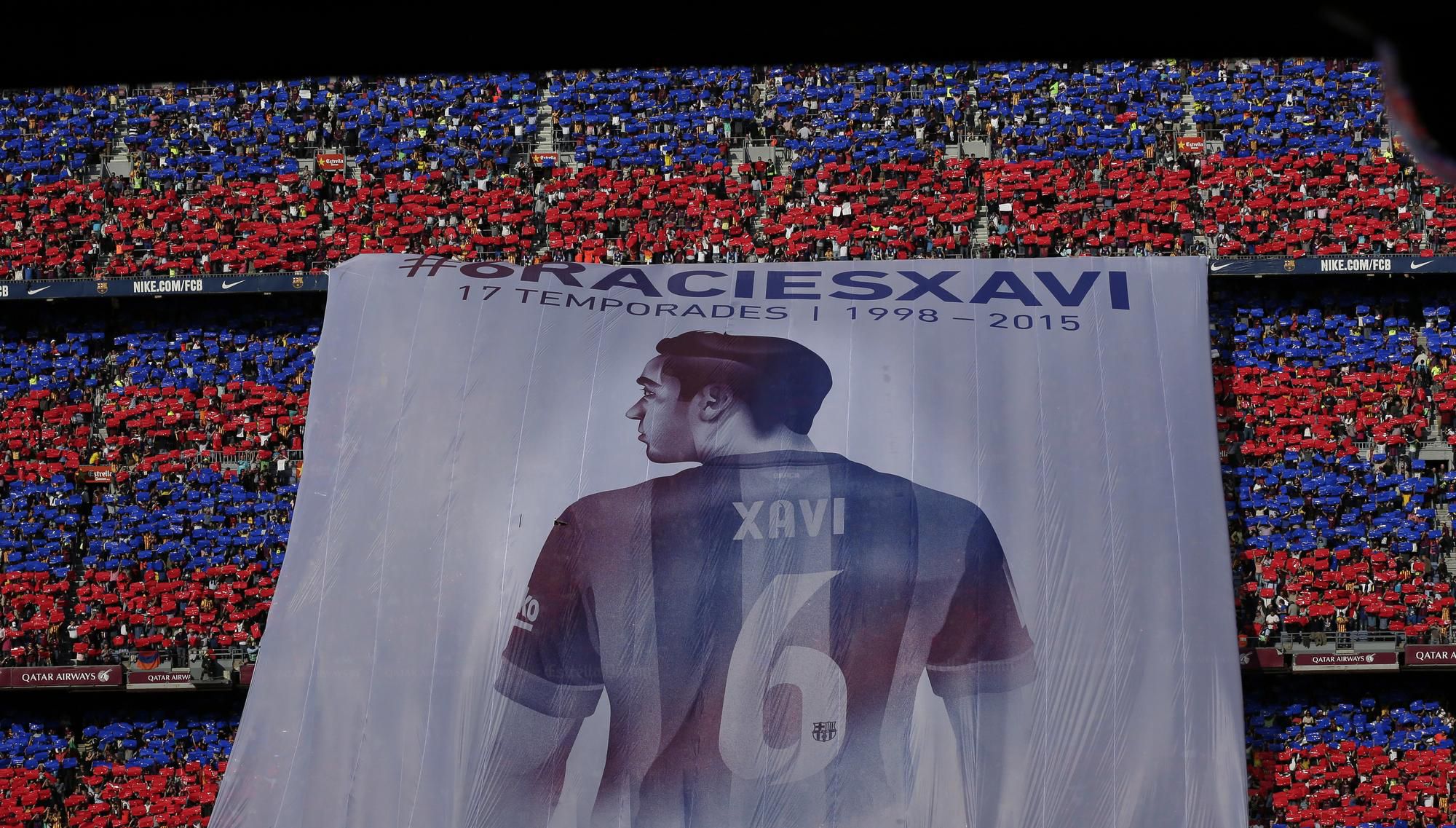 Fanúšikovia FC Barcelona sa lúčia s Xavim Hernándezom.
