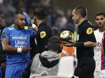 Fanúšikovia vo Francúzsku sa opäť predviedli, zápas Lyonu s Marseille prerušili