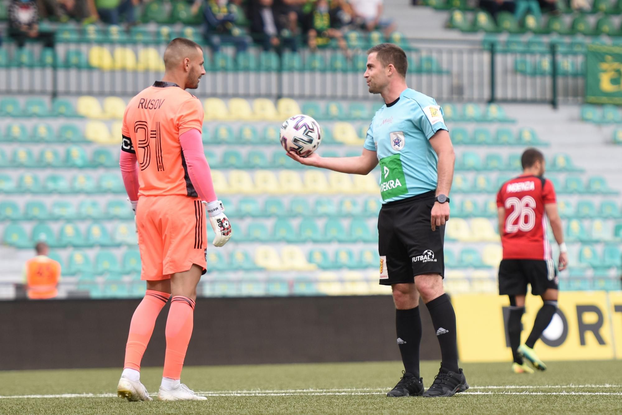 brankár Trnavy Dobrivoj Rusov a hlavný rozhodca Erik Gemzický