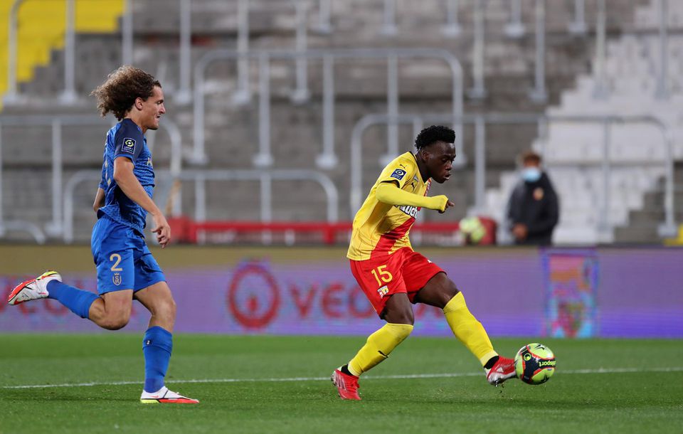Arnaud Kalimuendo (RC Lens) strieľa gól do siete Stade Reims