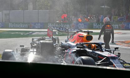 Komisári potrestali Verstappena za kolíziu s Hamiltonom