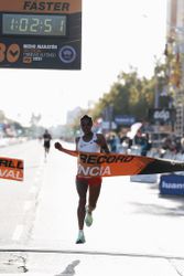 Etiópčanka Gideyová zabehla svetový rekord v polmaratóne