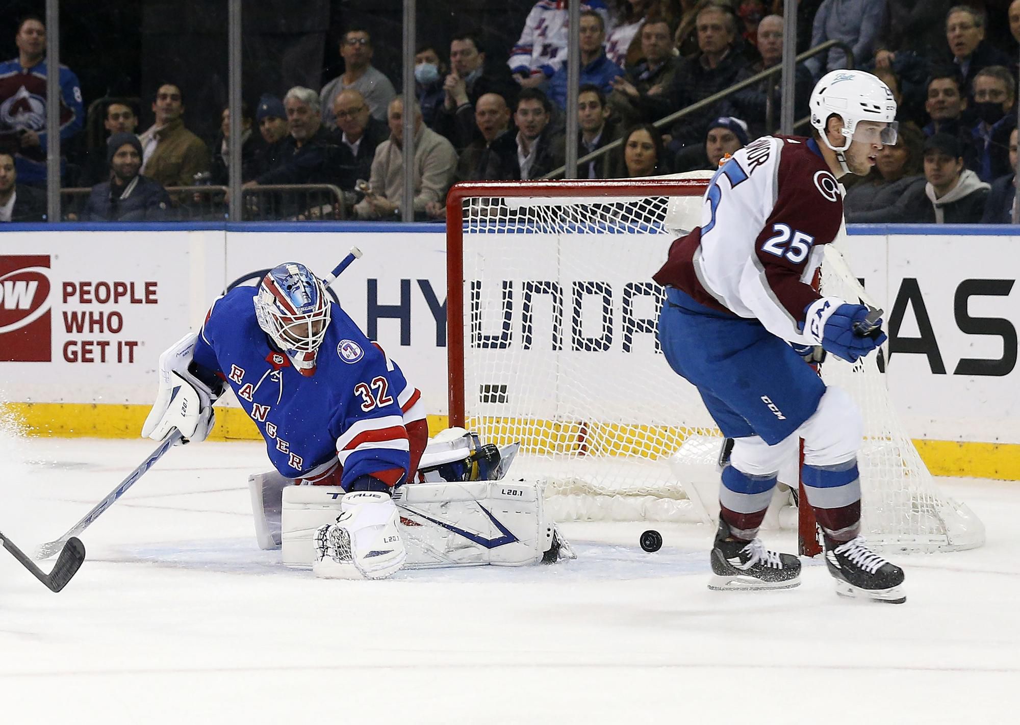 Adam Húska v zápase New York Rangers - Colorado Avalanche