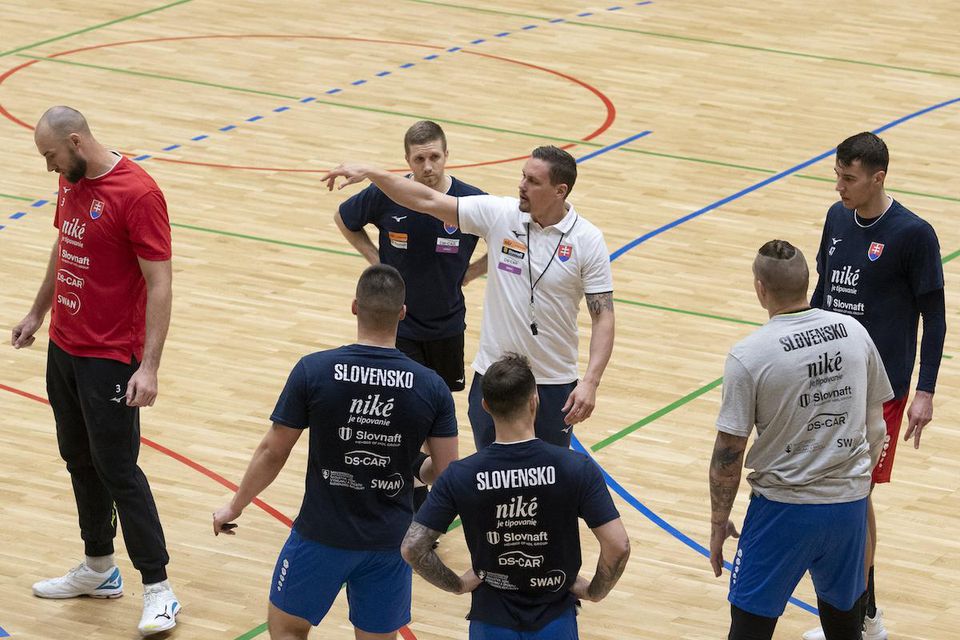 Peter Kukučka (uprostred) počas tréningu so svojimi zverencami.