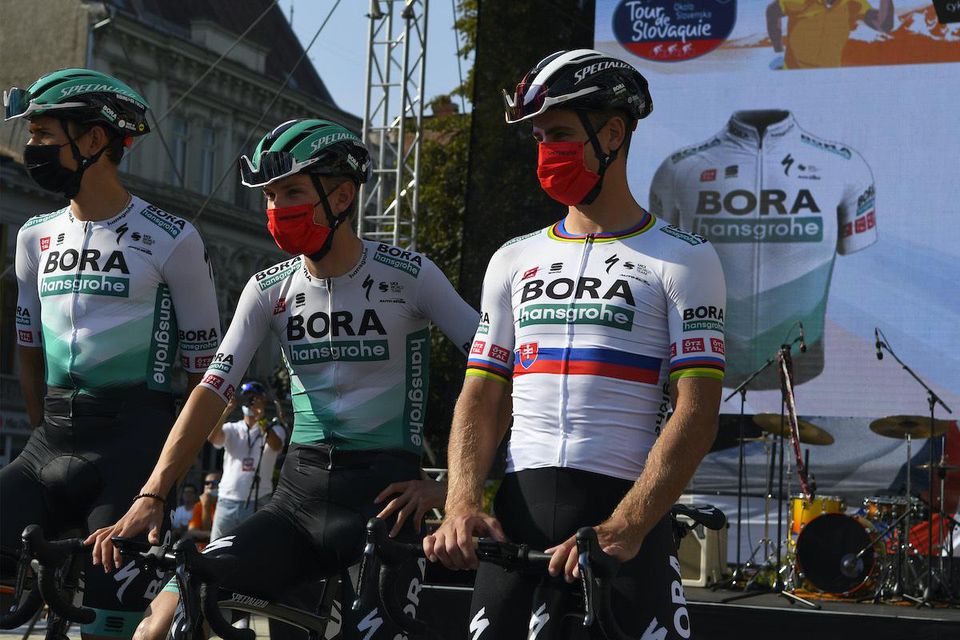 Vpravo Peter Sagan z tímu Bora – Hansgrohe.