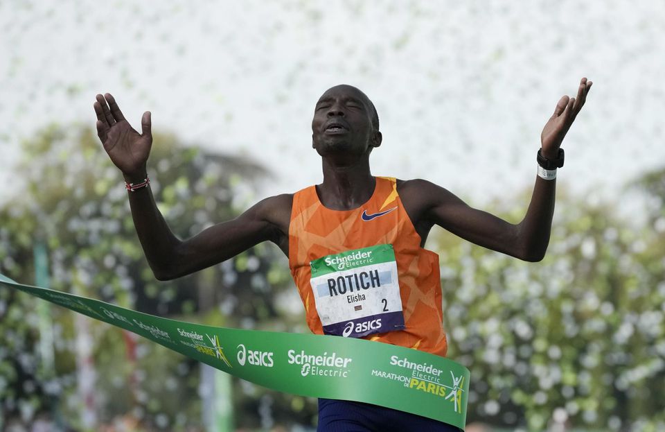 Keňan Elisha Rotich vyhral Parížsky maratón