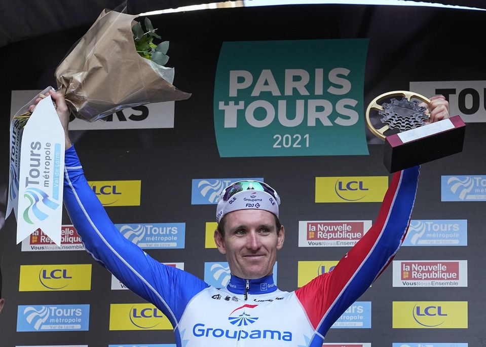 Francúzsky cyklista Arnaud Démare  zo stajne stajne Groupama-FDJ sa teší na pódiu z víťazstva v 115. ročníku pretekov Paríž - Tours