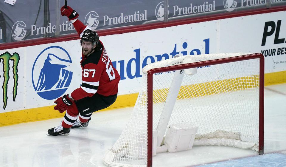 Marián Studenič oslavuje premiérový gól v NHL