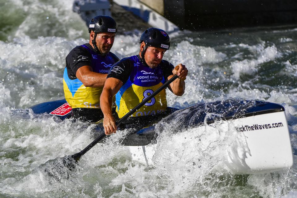 Pavol a Peter Hochschornerovci počas finále šprintu C2 na MS vo vodnom slalome v Areáli vodných športov Divoká voda v bratislavskom Čunove