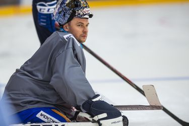 Brankár Július Hudáček sa vracia do hry. Naďalej bude pôsobiť v KHL