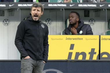 Wolfsburg hľadá nového trénera, Mark van Bommel dostal výpoveď