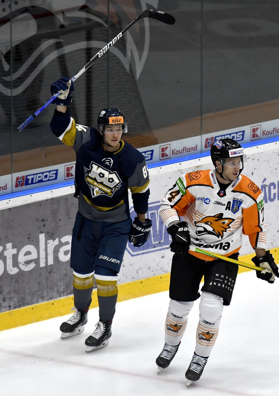 Hráč HC Slovan Bratislava Joona Jääskeläinen oslavuje gól, vpravo hráč HK Dukly Ingema Michalovce Antti Erkinjuntti