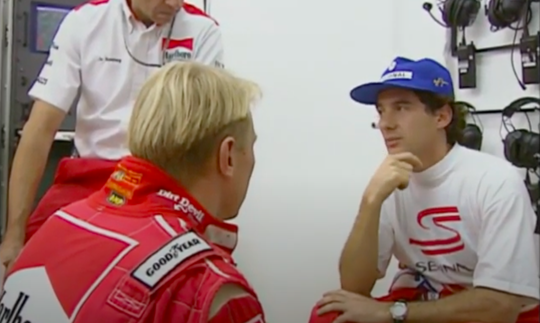 Mladý Mika Häkkinen so slávnym spolujazdcom Ayrtonom Sennom v McLarene (1993)